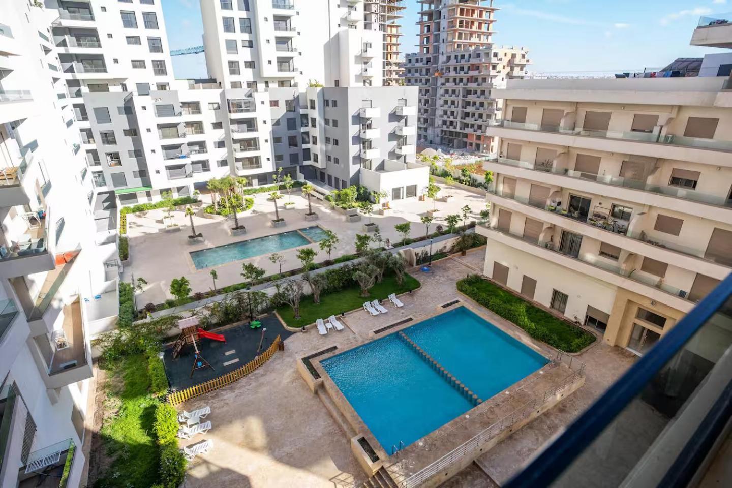 Charmante Deux Et Salon Avec Jardin Et Piscine A Cote De Apartment