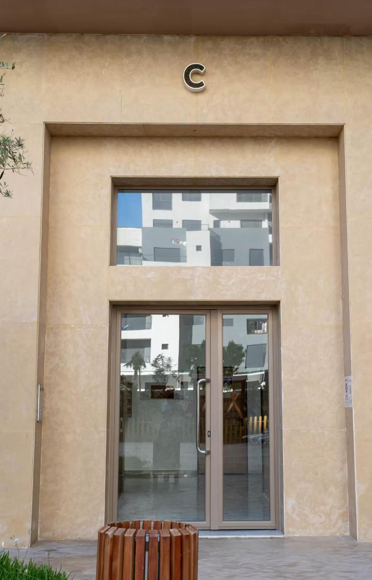 Charmante Deux Et Salon Avec Jardin Et Piscine A Cote De Apartment