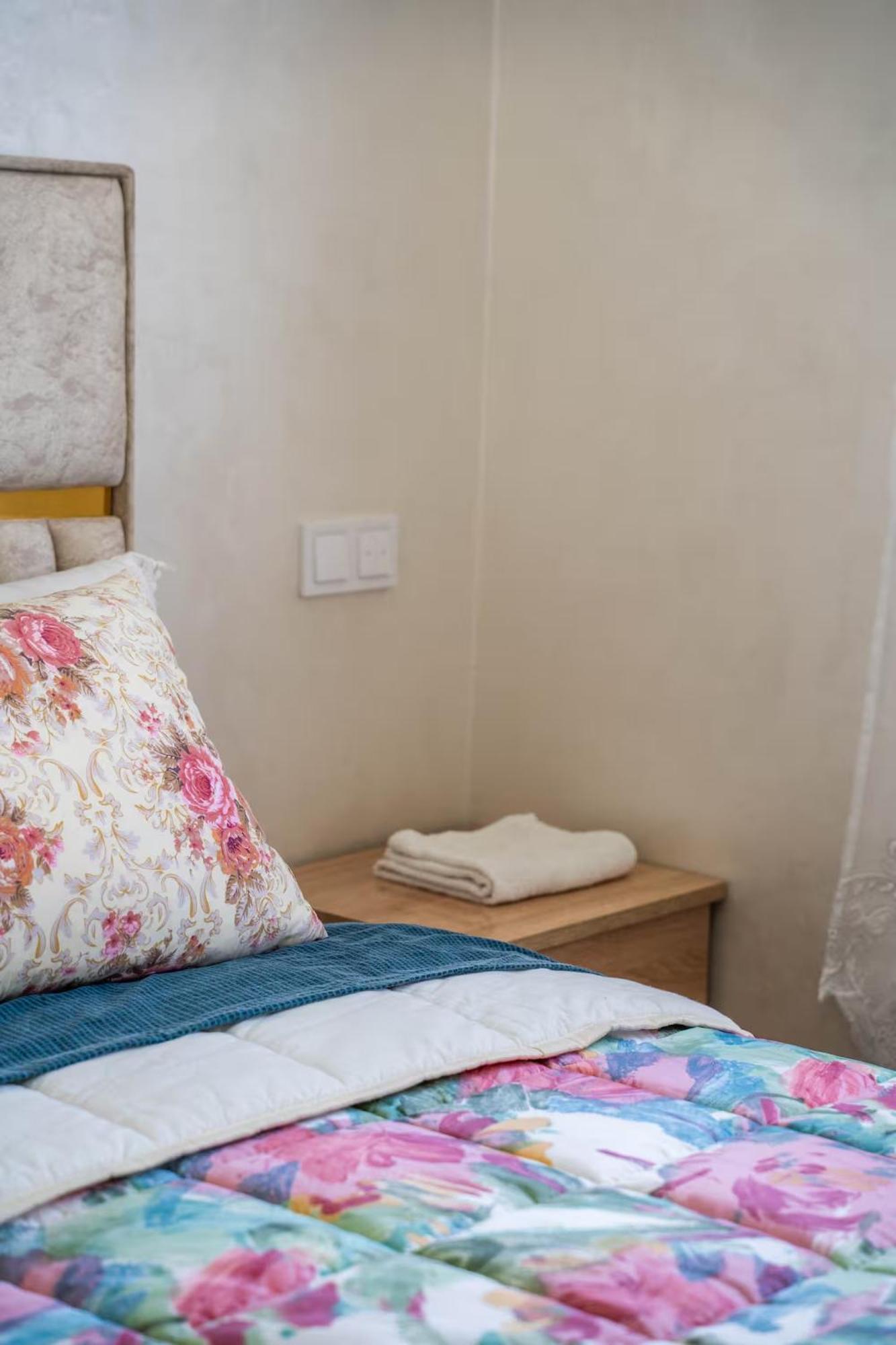 Charmante Deux Et Salon Avec Jardin Et Piscine A Cote De Apartment *